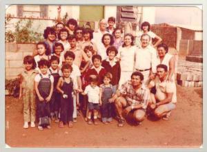 Família de Eliceuda dos dois lados. A mãe de Eliceuda, Maria Vitória, está à direita com a mão apoiada em seu pai, Francisco Alves. Na foto estão os avós paternos Benedito França e Emília Alves, tios, primos e irmãos. Eliceuda tinha 15 anos. A casa era da SHIS, no P norte na Ceilândia. Na época, os pais de Eliceuda fabricavam blocos de tijolos e vendiam para toda comunidade.